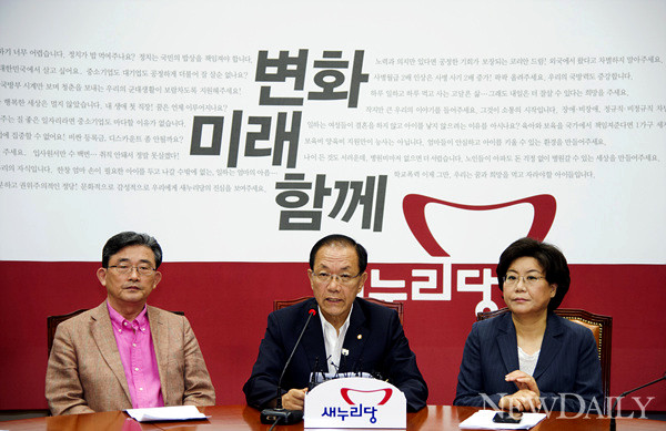 ▲ 5일 오전 국회에서 열린 새누리당 최고위원회의에서 황우여 대표가 모두발언을 하고 있다. ⓒ 양호상 기자