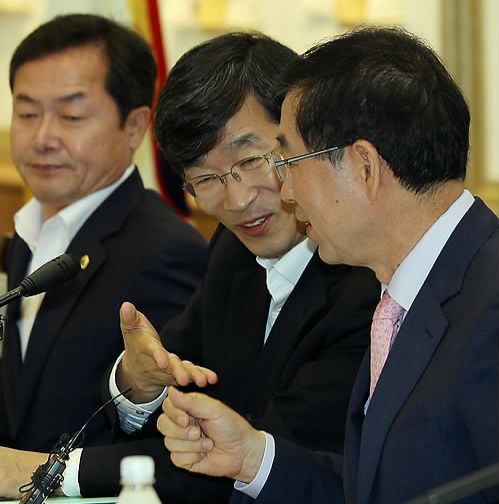 ▲ 일 서울시의회 본관에서 열린 폭력없는 서울교육 실천 협약식에서 곽노현 서울시교육감과 박원순 서울시장이 밝은 표정으로 대화하고 있다. ⓒ연합뉴스