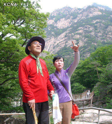 ▲ 무단방북한 노수희 씨가 북한의 미녀들의 손을 잡고 북한 명소를 관광하는 모습 ⓒ 조선중앙통신