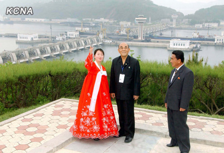 ▲ 무단방북한 노수희 씨가 북한의 미녀들의 손을 잡고 북한 명소를 관광하는 모습 ⓒ 조선중앙통신