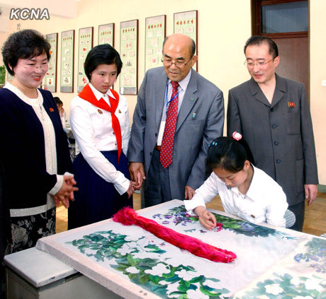 ▲ 무단방북한 노수희 씨가 북한의 미녀들의 손을 잡고 북한 명소를 관광하는 모습 ⓒ 조선중앙통신