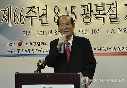 ▲ 이만섭 전 국회의장이 미국 로스앤젤레스 한인회관에서 열린 광복절 기념식에서 연설하고 있다. ⓒ 연합뉴스