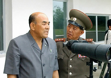 ▲ 노수희 범민련 남측 본부 부의장이 무단방북해 북측 판문점에서 남한을 바라보고 있다. ⓒ 연합뉴스