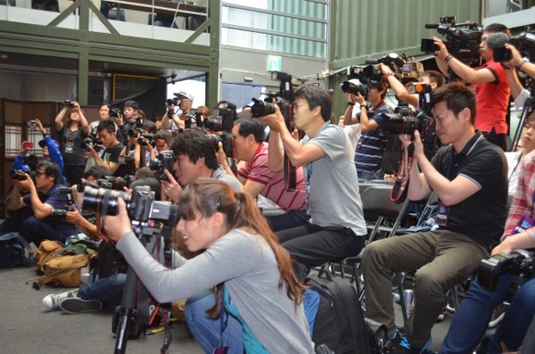▲ 6일 서울 강남구 논현동 플래툰 쿤스트할레에서 열린 마지막 예선전에 몰린 취재진.ⓒ윤희성 기자.