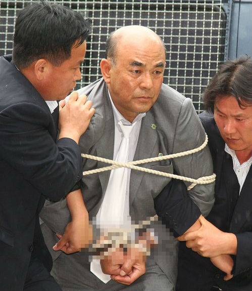 ▲ 지난 5일 오후 판문점을 통해 귀환한 노수희가 체포돼 파주경찰서로 압송되고 있다. ⓒ연합뉴스