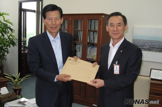 ▲ ▲ 서진현 향군 호국안보국장이 국회 윤원중 사무총장을 통해 국회의장에게 '종북정당 해산과 종북의원 국회 퇴출'을 요구하는 서신과 결의문, 향군 안보자문위원, 호국보훈안보단체장, 참전 및 친목단체장, 시민단체장의 서명이 담긴 서명지를 전달했다.ⓒkonas.net