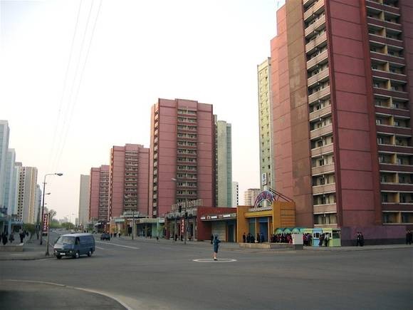 ▲ 평양의 레스토랑 거리. 주민에겐 '남의 나라'다.