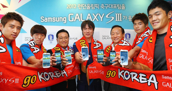 ▲ ⓒ왼쪽부터 구자철 선수, 김보경 선수, 조중연 대한축구협회장, 홍명보 감독, 이경주 삼성전자 전무, 김보경 선수, 정성룡 선수.