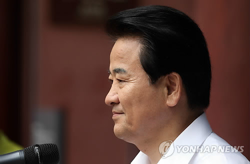 ▲ 정동영 민주통합당 상임고문이 9일 서울 중구 덕수궁 대한문 앞에서 대선 불출마 기자회견을 하고 있다. ⓒ연합뉴스