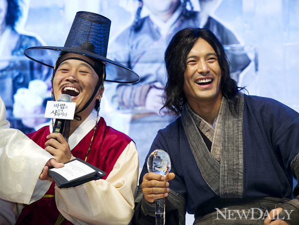 ▲ 영화 '바람과함께사라지다' 제작보고회에서 차태현과 오지호가 박장대소를 하고 있다. 이유는?ⓒ양호상기자