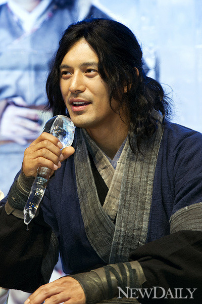 ▲ 이유는? 배우 오지호가 얼음 마이크를 진짜 마이크인줄 알고 이야기하고 있다ⓒ양호상기자