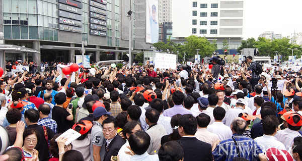 ▲ 새누리당 박근혜 전 비상대책위원장이 10일 서울 영등포 타임스퀘어 광장에서 대선출마 선언을 한 뒤 손을 들어 지지자들에게 인사를 하고 있다. ⓒ양호상 기자