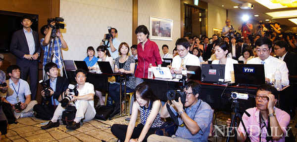 ▲ 박근혜 새누리당 전 비대위원장이 10일 대선출마선언을 마친 뒤 가진 기자회견에서 답변하고 있다. ⓒ 양호상 기자