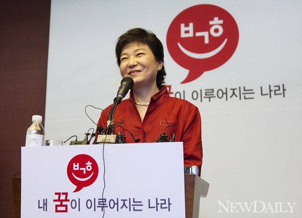 ▲ 박근혜 새누리당 전 비대위원장이 10일 대선출마선언을 마친 뒤 가진 기자회견에서 답변하고 있다. ⓒ 양호상 기자