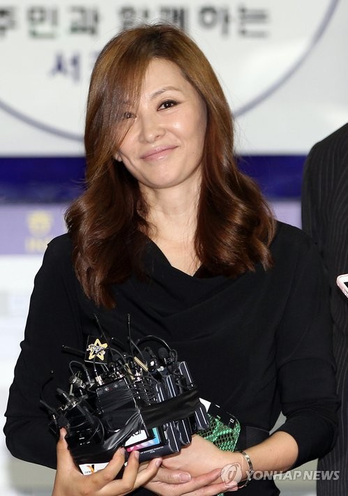 ▲ 전 소속사 대표와 기자들을 상대로 허위사실 유포에 의한 명예훼손 혐의로 형사소송과 민사소송에 관한 고소장을 접수한 배우 이미숙이 10일 오후 고소인 조사를 마치고 서울 서초경찰서에서 취재진 질문에 답하고 있다.  ⓒ 연합뉴스