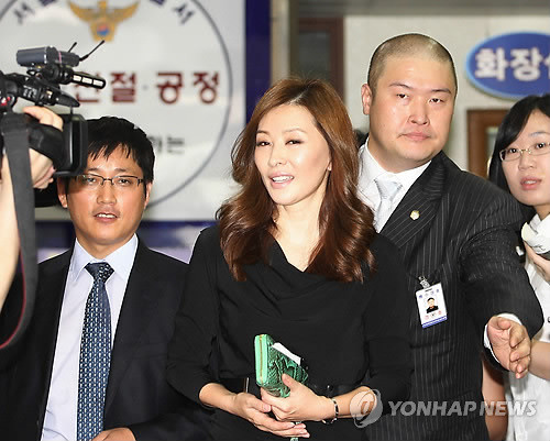 ▲ 전 소속사 대표와 기자들을 상대로 허위사실 유포에 의한 명예훼손 혐의로 형사소송과 민사소송에 관한 고소장을 접수한 배우 이미숙이 10일 오후 고소인 조사를 마치고 서울 서초경찰서를 나서고 있다.  ⓒ 연합뉴스