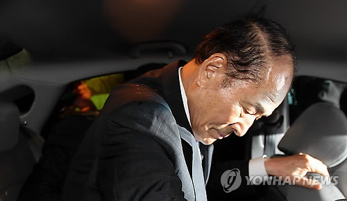 ▲ 저축은행 등으로부터 거액의 금품을 받은 혐의(정치자금법 위반 및 특정범죄가중처벌법상 알선수재)로 10일 구속영장이 발부된 이상득 전 새누리당 의원이 서울 서초구 대검찰청을 나서고 있다. ⓒ 연합뉴스