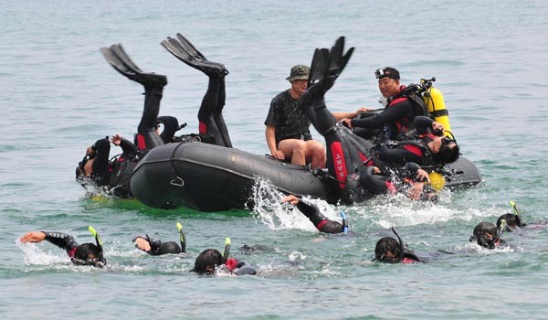 ▲ 바닷속으로 뛰어드는 항공구조사들. 보는 것처럼 쉬운 훈련이 아니다.