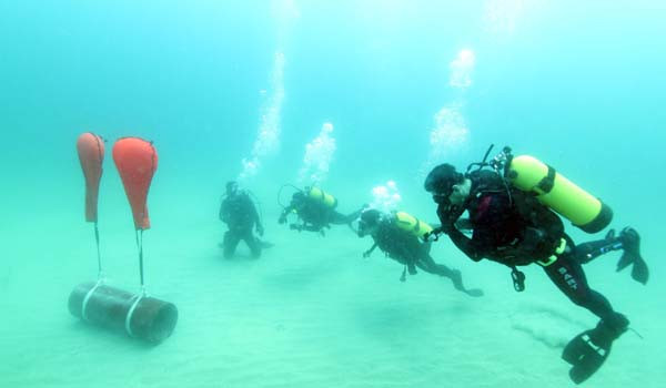 ▲ 15미터 아래 바닷속에서 중요장비를 인양하는 항공구조사들. 15미터 수심 속의 압력은 보통 사람들이 견디기 힘든 수준이다.