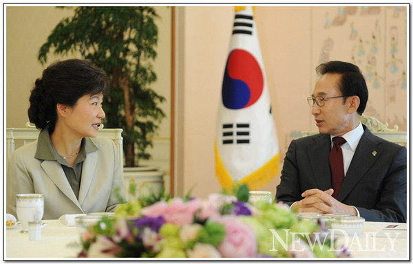 ▲ 이명박 대통령과(오른쪽)과 박근혜 새누리당 전 대표(왼쪽) ⓒ 자료사진