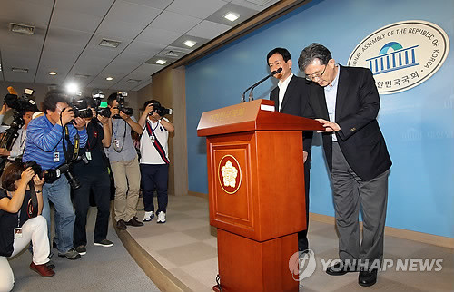 ▲ 새누리당 이한구 원내대표(오른쪽)를 비롯한 당 원내지도부는 11일 정두언 의원 체포동의안에 대한 국회 부결의 책임을 지고 총사퇴키로 했다. 이 원내대표와 진영 정책위의장이 이날 오후 국회 정론관에서 사퇴기자회견을 하고 있다. 2012.7.11 ⓒ 연합뉴스