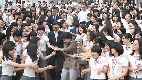 ▲ 11일 오후 청주시 상당구 일신여고에서 새누리당 박근혜 전 비상대책위원장이 강당 앞 계단 양쪽에 늘어선 학생들과 악수를 하고 있다. ⓒ 연합뉴스
