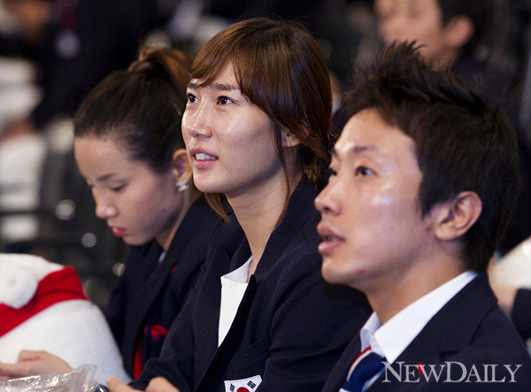 ▲ 런던올림픽 남현희 선수와 펜싱국가대표 선수들이 결단식을 기다리고 있다ⓒ양호상기자