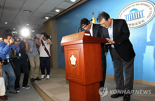 ▲ 새누리당 이한구 원내대표(오른쪽)를 비롯한 원내지도부가 11일 정두언 의원 체포동의안에 대한 국회 부결의 책임을 지고 총사퇴키로 했다. 이 원내대표와 진영 정책위의장이 국회 정론관에서 기자회견을 마친 후 고개를 숙이고 있다. ⓒ연합뉴스