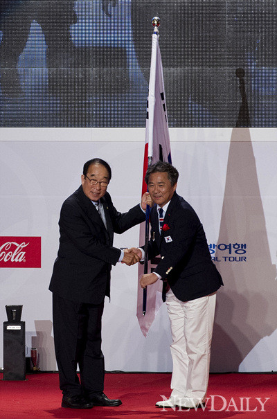▲ 박용성 대한체육회장과 악수하는 이기홍단장ⓒ양호상기자