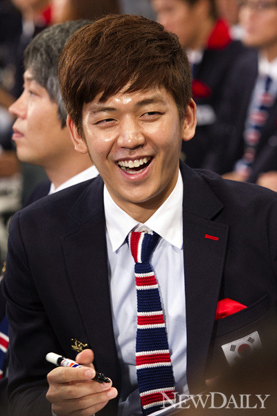 ▲ 런던올림픽 배드민턴 이용대선수가 싸인을 하면서 웃고있다ⓒ양호상기자