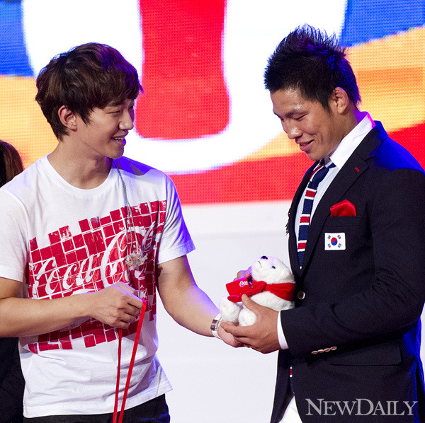 ▲ 2pm 준호가 유도 김재범 선수에게 금메달 염원이 담긴 선물을 전달하고 있다ⓒ양호상 기자