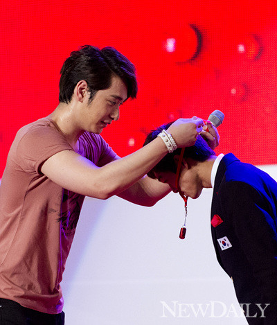 ▲ 2pm 찬성이 복싱 신종훈 선수에게 금메달 염원이 담긴 선물을 전달하고 있다ⓒ양호상 기자