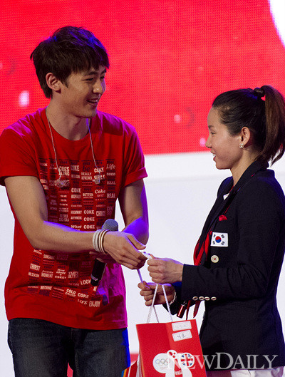 ▲ 2pm 닉쿤이 남현희 선수에게 금메달 기원이 담신 선물을 전달하고 있다ⓒ양호상기자