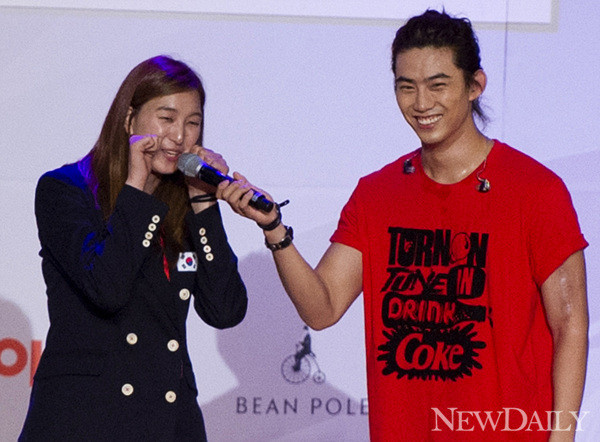 ▲ 태권도 황경선 선수가 2pm의 택연에게 금메달 세레모니를 배우고 있다ⓒ양호상기자