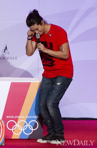 ▲ 2pm 택연이 태권도 황경선 선수에게 금메달 세레모니를 부탁하고 있다ⓒ양호상기자