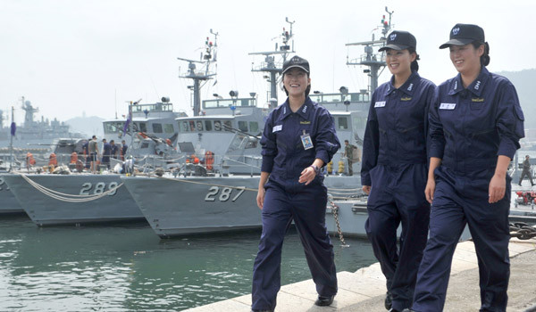 ▲ 이소정, 유나영, 김귀미 대위 뒤로 참수리 고속정들이 정박해 있다.