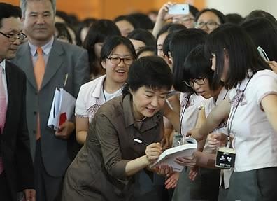 ▲ 11일 오후 청주 일신여고에서 새누리당 박근혜 전 비상대책위원장이 특강을 마친후 학생들에게 사인을 해주고 있다. ⓒ 연합뉴스