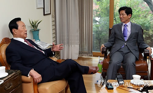 ▲ 새누리당 대권 경선 참여 의사를 밝힌 김문수 경기지사가 11일 서울 상도동 김영삼 전 대통령의 자택에서 김 전 대통령과 대화하고 있다. 김 전 대통령은 박정희 전 대통령과 만남 등에 대해 얘기했다. 2012.7.11 ⓒ 연합뉴스