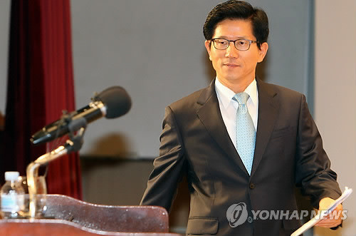 ▲ 새누리당 대선후보 경선 참여 공식 선언을 앞두고 있는 김문수 경기지사가 12일 오전 경기도 수원시 중소기업종합지원센터에서 열린 '경기언론인클럽 초청 강연'에서 강연을 위해 연단으로 향하고 있다. 2012.7.12  ⓒ 연합뉴스