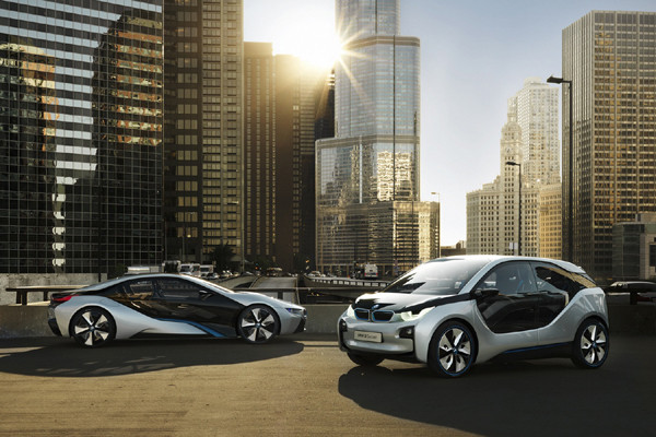 ▲ BMW의 하이브리드 슈퍼카 i8(왼쪽)과 도심용 순수 전기차 i3(오른쪽).