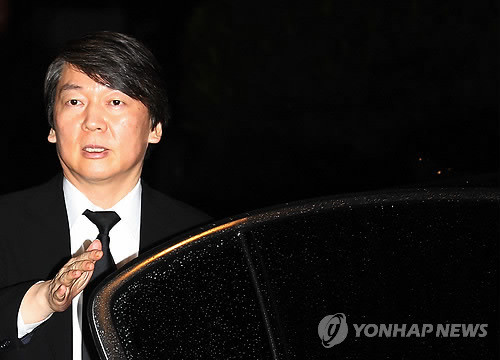 ▲ 안철수 서울대 융합과학기술대학원장이 5일 오후 서울 종로구 연건동 서울대학교병원 장례식장에 마련된 김홍선 안랩 대표이사의 부친 빈소로 향하고 있다. ⓒ연합뉴스