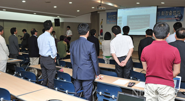 ▲ 지난 6월 27일 오후 4시 서울 여의도 CCMM 빌딩 코스모홀에서 한국인터넷미디어협회(이하 인미협) 제4기 회장 출범식이 열렸다. 강태호 ‘4차원 라디오(팟캐스트)’사회로 진행된 행사는 인미협 회원사 대표 및 관계자 등 50여 명이 참석했다. ⓒ 뉴데일리(자료사진)