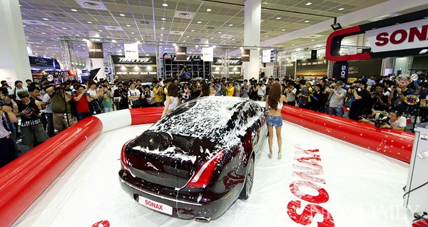 ▲ 2012 서울오토살롱에서 레이싱걸들이 '소낙스 버블 세차쇼'를 하고 있다ⓒ양호상기자