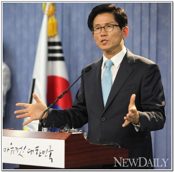 ▲ 김문수 경기도지사가 12일 새누리당 당사에서 경선참여를 발표하고 있다. 김 지사는 이날 그동안 줄곳 매왔던 빨간색 넥타이를 풀고 파란색 넥타이를 매 눈길을 끌었다. ⓒ 뉴데일리