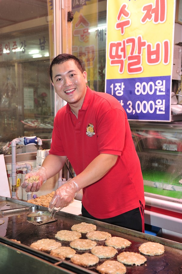 ▲ '새마을유통정육점' 제민철 사장이 떡갈비를 굽고 있다. ⓒ 정상윤기자