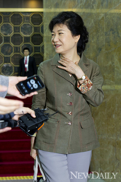 ▲ 새누리당 박근혜 전 대표가 13일 서울 여의도 국회의사당 예결위회의장으로 들어가고 있다. 새누리당은 의원총회에서 정두언 의원의 거취문제와 사퇴한 이한구 원내대표의 재신임 여부를 논의 할 것으로 알려졌다.ⓒ양호상기자