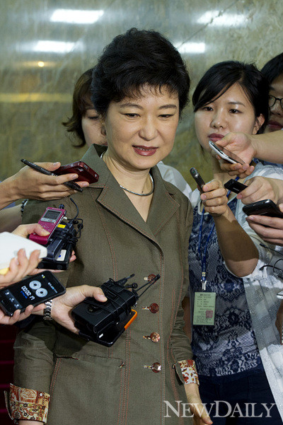 ▲ 새누리당 박근혜 전 대표가 13일 서울 여의도 국회의사당 예결위회의장으로 들어가고 있다. 새누리당은 의원총회에서 정두언 의원의 거취문제와 사퇴한 이한구 원내대표의 재신임 여부를 논의 할 것으로 알려졌다.ⓒ양호상기자