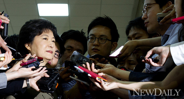 ▲ 새누리당 박근혜 전 대표가 13일 새누리당 의원총회에 참석하기위해 서울 여의도 국회의사당 예결위회의장으로 들어가기 앞서 기자들의 질문에 답변하고 있다. 새누리당은 의원총회에서 정두언 의원의 거취문제와 사퇴한 이한구 원내대표의 재신임 여부를 논의 할 것으로 알려졌다.ⓒ양호상기자