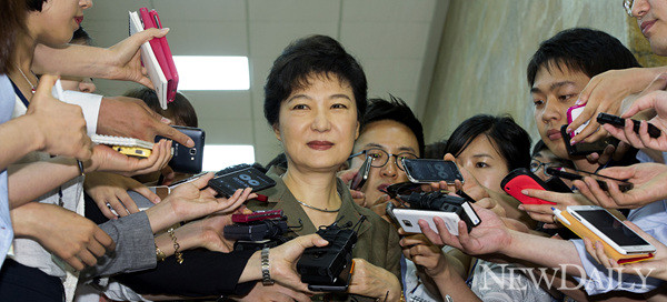 ▲ 새누리당 박근혜 전 대표가 13일 새누리당 의원총회에 참석하기위해 서울 여의도 국회의사당 예결위회의장으로 들어가기 앞서 기자들의 질문에 답변하고 있다. 새누리당은 의원총회에서 정두언 의원의 거취문제와 사퇴한 이한구 원내대표의 재신임 여부를 논의 할 것으로 알려졌다.ⓒ양호상기자