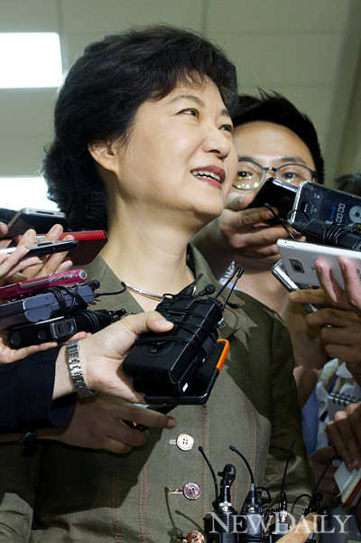 ▲ 새누리당 박근혜 전 대표가 13일 새누리당 의원총회에 참석하기위해 서울 여의도 국회의사당 예결위회의장으로 들어가기 앞서 기자들의 질문에 답변하고 있다. 새누리당은 의원총회에서 정두언 의원의 거취문제와 사퇴한 이한구 원내대표의 재신임 여부를 논의 할 것으로 알려졌다.ⓒ양호상기자